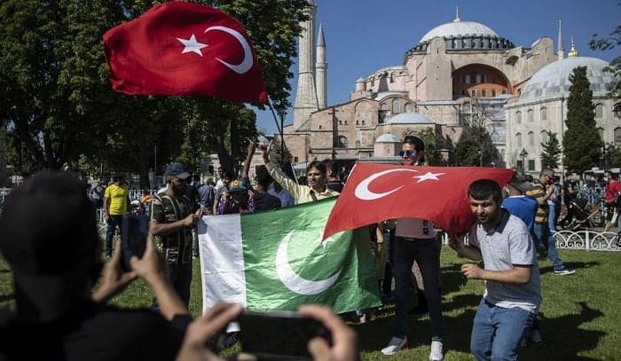 panigyrizoyn oi pakistanoi gia tin symfonia 01