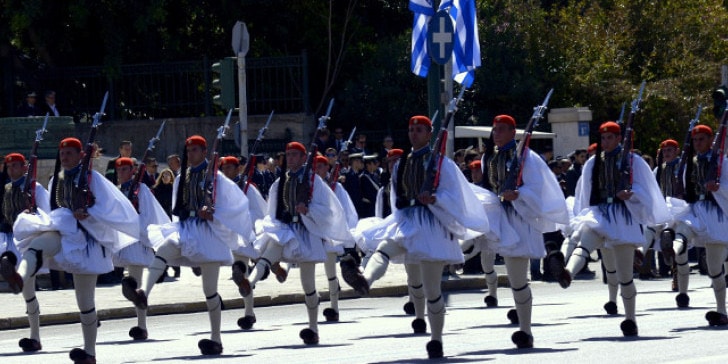 entyposiaki anamenete parelasi tis 25is martiou 01
