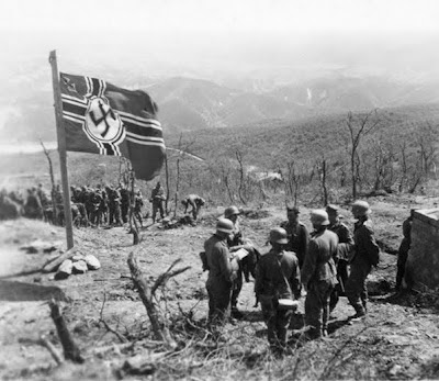 Oμάδα γερμανών καταδρομέων ανεβαίνει ένα ύψωμα στον υποτομέα Θύλακος, στην κορυφή του οποίου υπάρχει ελληνικό πολυβολείο ή πυροβολείο που έχει ήδη καταληφθεί από γερμανικές δυνάμεις maxh twn oxyrwn 05