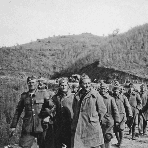 10 Απριλίου 1941. Στρατιώτες της φρουράς του Ρούπελ αποχωρούν συντεταγμένα από το οχυρό, μετά την παράδοσή του. Η περηφάνια στα πρόσωπά τους καταδεικνύει στους παριστάμενους Γερμανούς ότι δεν ηττήθηκαν maxh twn oxyrwn 08