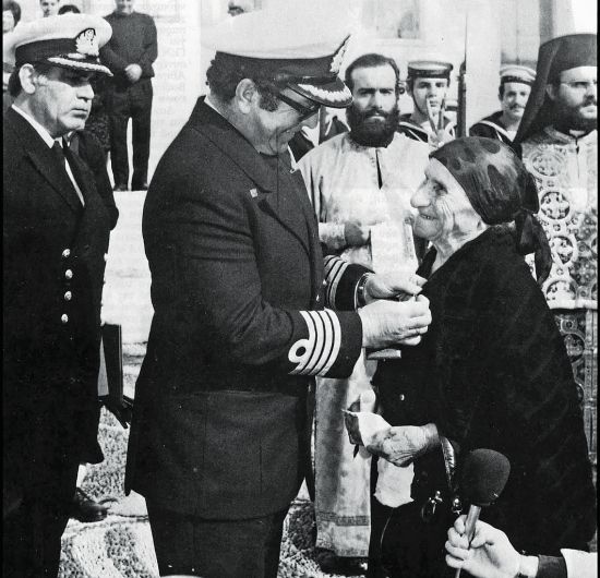 Αντιπρόσωπος του ΓΕΝ τής απονέμει μετάλλιο για την προσφορά της την περίοδο του Β' Παγκοσμίου Πολέμου kyra ths rw 07
