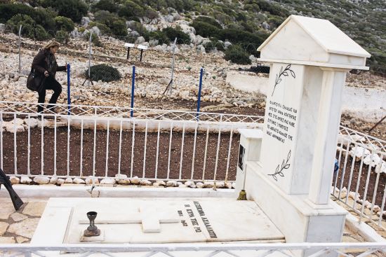 Το μνήμα της κάτω από τον ιστό της σημαίας. kyra ths rw 08