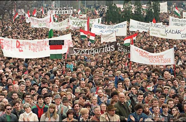 9 Νοεμβρίου 1989: Η μέρα που έπεσε το Τείχος 9 Νοεμβρίου 1989: Η μέρα που έπεσε το Τείχος